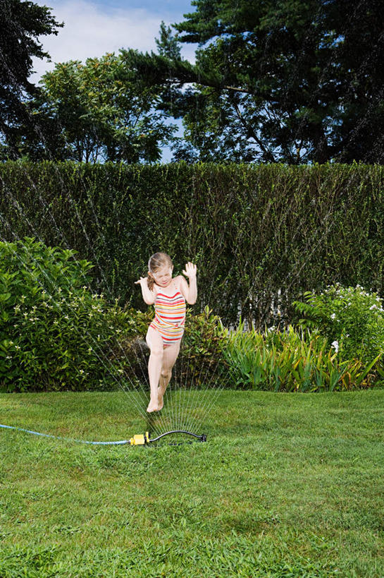 西方人,儿童,一个人,笑,微笑,露齿笑,竖图,室外,白天,正面,纯洁,草地,草坪,水,植物,欧洲,欧洲人,仅一个女性,仅一个人,阴影,飞溅,服装,环保,溅,光线,液体,影子,水滴,云,云朵,防护,云彩,注视,休闲装,水珠,草,树,树木,小孩,衣服,蓝色,绿色,白云,蓝天,天空,阳光,自然,天,观察,看,仅一个小孩,休闲,休闲服,可爱,童年,童趣,服饰,生长,晴朗,成长,观看,察看,关注,美好,美妙,喷洒,间隔,童真,烂漫,无邪,美观,雅观,绿篱,生篱,树篱,植篱,天真,女孩,女人,女性,白种人,孩子,晴空,彩图,全身,女生