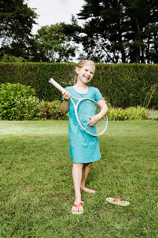 西方人,儿童,一个人,站,笑,微笑,露齿笑,竖图,室外,白天,正面,裙子,纯洁,网球,草地,草坪,植物,欧洲,欧洲人,仅一个女性,仅一个人,握,阴影,连衣裙,环保,光线,网球拍,影子,云,云朵,防护,球拍,网球装备,弹奏,演奏,云彩,注视,运动器械,草,树,树木,一个,小孩,蓝色,绿色,白云,蓝天,天空,阳光,自然,天,观察,看,站着,仅一个小孩,健身器械,可爱,童年,童趣,握着,生长,晴朗,单个,成长,观看,察看,关注,美好,美妙,间隔,健身器材,童真,烂漫,无邪,美观,雅观,绿篱,生篱,树篱,植篱,天真,网球运动,女孩,女人,女性,白种人,孩子,晴空,站立,彩图,全身,运动器材,女生