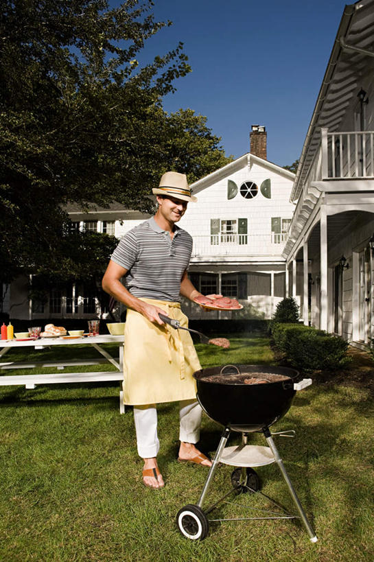 西方人,一个人,站,捧,竖图,室外,白天,正面,烧烤,草地,草坪,植物,窗户,帽子,欧洲,欧洲人,仅一个男性,仅一个人,仅一个中年男性,阴影,光线,铲子,围裙,影子,房屋,屋子,公寓,走道,走廊,过道,肉,牛肉,烤架,烤肉,注视,肉类,楼房,玻璃窗,住宅,草,树,树木,蓝色,绿色,蓝天,天空,阳光,自然,遮阳帽,天,低头,观察,看,站着,铁架,生长,晴朗,成长,观看,察看,关注,肉食,万里无云,一顶,垂头,男人,男性,中年男性,白种人,晴空,晴空万里,端,端着,捧着,手捧,站立,彩图,全身,房子