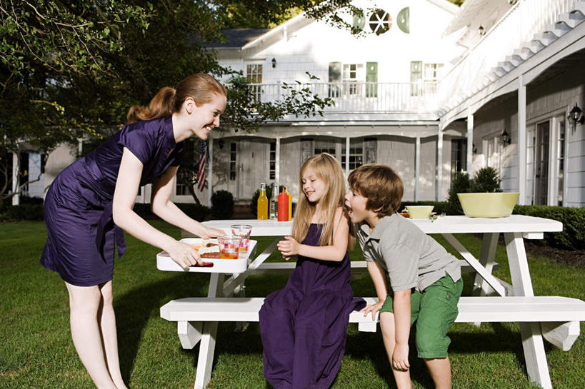 西方人,儿童,三个人,家庭,母亲,女儿,儿子,站,笑,微笑,露齿笑,横图,室外,白天,正面,裙子,纯洁,草地,草坪,植物,餐桌,桌子,杯子,餐具,椅子,欧洲,欧洲人,弯腰,阴影,连衣裙,服装,惊讶,环保,光线,碟子,盘,影子,房屋,木椅,屋子,公寓,走道,走廊,过道,肉,防护,休闲装,肉类,楼房,住宅,玻璃制品,草,树,树木,小孩,衣服,绿色,紫色,阳光,自然,盘子,水杯,碟,站着,张嘴,休闲,温暖,温馨,母女,母子,一家人,休闲服,可爱,母爱,童年,童趣,服饰,生长,成长,餐台,惊奇,和睦,美好,美妙,间隔,张大嘴巴,肉食,童真,烂漫,无邪,弯身,美观,雅观,绿篱,生篱,树篱,植篱,天真,男孩,男人,男性,年轻女性,女孩,女人,女性,白种人,孩子,年轻人,玻璃杯,张开嘴,站立,半身,彩图,房子,融洽,男生,女生