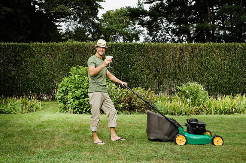 果汁,西方人,一个人,站,笑,微笑,露齿笑,横图,室外,白天,正面,草地,草坪,植物,杯子,帽子,欧洲,欧洲人,仅一个男性,仅一个人,仅一个中年男性,一辆,握,阴影,服装,环保,光线,工具,影子,防护,饮品,一杯,注视,休闲装,玻璃制品,草,树,树木,饮料,衣服,蓝色,绿色,蓝天,天空,阳光,自然,水杯,遮阳帽,天,观察,看,站着,休闲,休闲服,器械,握着,服饰,生长,晴朗,成长,观看,割草机,察看,切割,关注,可口,美好,美妙,间隔,锄草,农具,万里无云,美观,雅观,一顶,耕具,适口,绿篱,生篱,树篱,植篱,修整,男人,男性,中年男性,白种人,玻璃杯,晴空,晴空万里,站立,彩图,全身