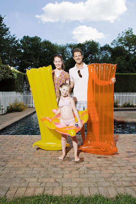 游泳,西方人,儿童,三个人,家庭,夫妻,母亲,父亲,女儿,站,竖图,室外,白天,正面,泳装,比基尼,爱情,纯洁,草地,草坪,植物,船,欧洲,欧洲人,握,阴影,服装,环保,光线,救生圈,影子,塑料,云,云朵,防护,两艘,浪漫,云彩,注视,休闲装,草,树,树木,一个,小孩,衣服,蓝色,绿色,白云,蓝天,天空,阳光,自然,塑料制品,游泳圈,交通工具,天,观察,看,站着,休闲,温暖,温馨,父女,母女,三口之家,一家人,休闲服,恩爱,父爱,可爱,母爱,童年,童趣,握着,恋人,充气,服饰,充气船,生长,晴朗,单个,成长,观看,和睦,察看,救生,关注,美好,美妙,载具,间隔,童真,烂漫,无邪,美观,雅观,泅水,绿篱,生篱,树篱,植篱,天真,男人,男性,年轻女性,女孩,女人,女性,中年男性,白种人,孩子,年轻人,夫妇,情侣,晴空,站立,彩图,全身,三点式,泳衣,伴侣,融洽,女生