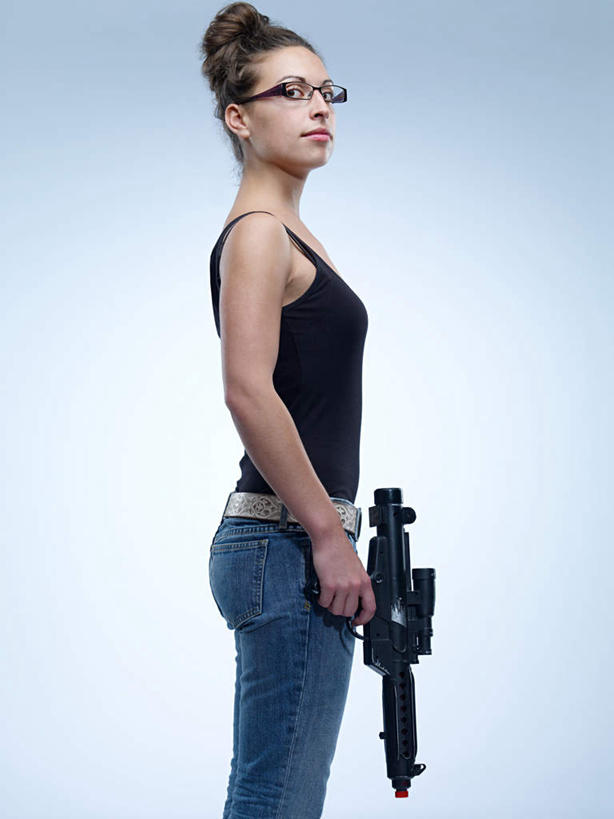 西方人,一个人,站,竖图,室内,白天,侧面,竞争,吊带,欧洲,欧洲人,仅一个年轻女性,仅一个女性,仅一个人,对抗,握,阴影,蓝色背景,服装,裤子,冲突,反射,枪支,眼镜,影子,拿,拿着,扭头,注视,吊带衫,牛仔裤,破坏,衣服,观察,看,站着,转头,武器,战争,握着,摄影,服饰,手枪,影棚,观看,损坏,察看,攻击,威胁,衣着,穿着,对立,关注,矛盾,兵器,防御,枪械,近视眼镜,来福枪,来复枪,弹夹,敌对,挫败,斗争,抗拒,抗衡,杀伤,威慑,衣饰,子弹夹,危险,年轻女性,女人,女性,白种人,站立,半身,彩图,影棚拍摄,拍摄