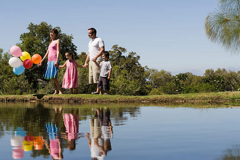 西方人,儿童,四个人,家庭,夫妻,母亲,父亲,女儿,儿子,走,握手,横图,彩色,室外,白天,仰视,裙子,爱情,纯洁,草地,草坪,湖,湖泊,水,植物,欧洲,欧洲人,许多,握,连衣裙,服装,装饰,塑料,湖面,水流,水面,浪漫,拿,拿着,注视,休闲装,草,树,树木,小孩,衣服,蓝色,绿色,蓝天,天空,自然,气球,塑料制品,湖水,天,观察,看,休闲,温暖,温馨,父女,父子,母女,母子,一家人,休闲服,橡胶,恩爱,父爱,可爱,母爱,童年,童趣,握着,恋人,服饰,生长,晴朗,成长,观看,五颜六色,华丽,修饰,色彩斑斓,点缀,和睦,察看,关注,五彩缤纷,童真,橡胶制品,烂漫,无邪,万里无云,衬托,美观,雅致,雅观,五彩斑斓,五光十色,天真,男孩,男人,男性,年轻男性,年轻女性,女孩,女人,女性,白种人,孩子,年轻人,夫妇,情侣,晴空,晴空万里,步行,搀手,拉手,散步,手拉手,手握手,走路,彩图,低角度拍摄,全身,伴侣,融洽,男生,女生