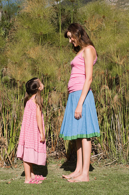 西方人,儿童,腿部,脚,脚趾,脚趾甲,腿,两个人,家庭,母亲,女儿,站,笑,微笑,露齿笑,竖图,室外,白天,侧面,裙子,纯洁,草地,草坪,植物,竹子,欧洲,欧洲人,连衣裙,服装,注视,休闲装,光脚,草,树,树木,小孩,衣服,绿色,自然,低头,观察,看,站着,休闲,温暖,温馨,母女,一家人,赤脚,休闲服,可爱,母爱,童年,童趣,服饰,生长,成长,观看,和睦,察看,高雅,关注,童真,烂漫,无邪,奉献,质朴,正直,担当,天真,年轻女性,女孩,女人,女性,白种人,孩子,年轻人,脚指甲,竹,抬头,仰头,站立,彩图,全身,奋进,操守,融洽,四君子,岁寒三友,性坚,虚怀,虚心,女生,善群,卓尔