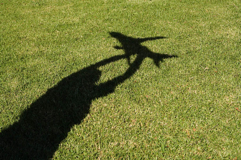 西方人,儿童,一个人,无人,站,举,横图,俯视,室外,白天,游戏,纯洁,草地,草坪,植物,飞机,玩具,欧洲,欧洲人,仅一个男性,仅一个人,阴影,服装,反射,影子,交通,玩,休闲装,娱乐,航空,草,一个,小孩,衣服,绿色,交通工具,托,站着,仅一个小孩,休闲,休闲服,可爱,童年,童趣,益智,运输,服饰,单个,活动,客机,发泄,消遣,智力,载具,童真,烂漫,无邪,宣泄,天真,男孩,男人,男性,白种人,孩子,举起,举手,举着,抬头,玩耍,嬉戏,向上举,向上伸,向上托,仰头,站立,半身,彩图,高角度拍摄,男生