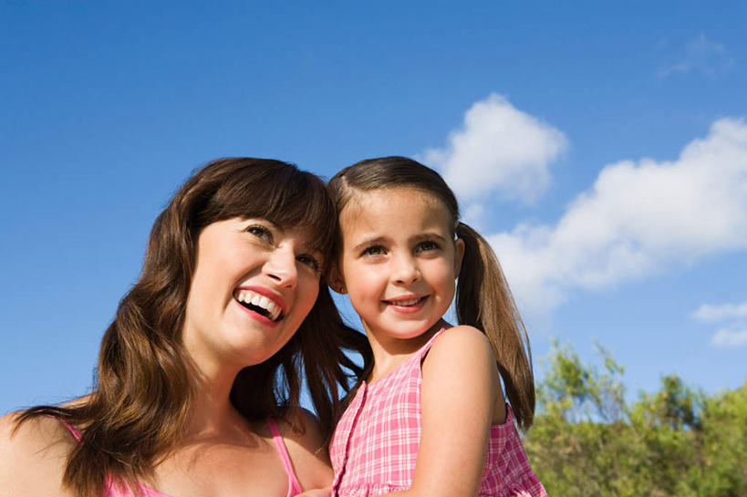 西方人,儿童,两个人,家庭,母亲,女儿,站,抱,笑,微笑,露齿笑,横图,室外,白天,仰视,裙子,纯洁,植物,欧洲,欧洲人,连衣裙,服装,云,云朵,云彩,注视,休闲装,树,树木,小孩,衣服,蓝色,绿色,白云,蓝天,天空,自然,天,观察,看,站着,休闲,温暖,温馨,母女,一家人,休闲服,可爱,母爱,童年,童趣,服饰,生长,晴朗,成长,抱着,观看,和睦,察看,搂着,关注,童真,烂漫,无邪,天真,年轻女性,女孩,女人,女性,白种人,孩子,年轻人,晴空,搂,搂抱,站立,半身,彩图,低角度拍摄,融洽,女生