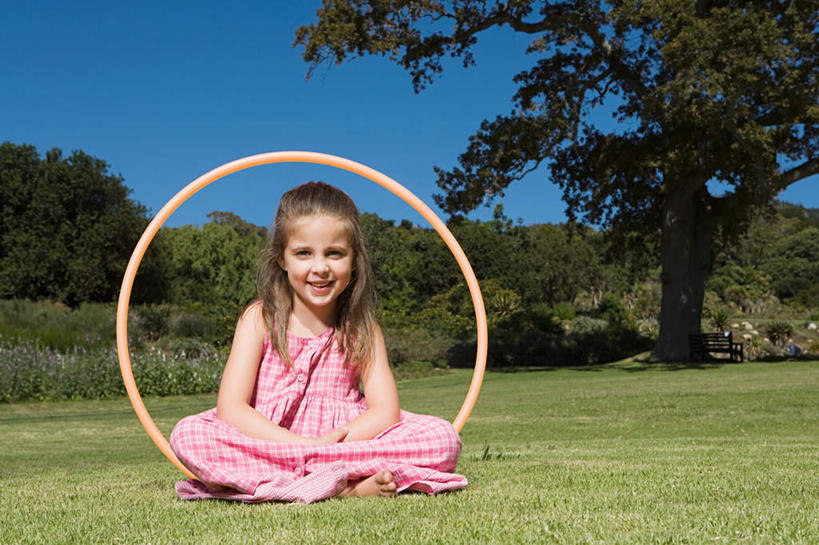 西方人,儿童,一个人,坐,笑,盘腿,微笑,露齿笑,横图,室外,白天,正面,裙子,锻炼,纯洁,运动,草地,草坪,植物,欧洲,欧洲人,仅一个女性,仅一个人,连衣裙,运动器械,草,树,树木,一个,小孩,蓝色,绿色,蓝天,天空,自然,天,仅一个小孩,健身器械,可爱,童年,童趣,生长,晴朗,单个,成长,呼啦圈,健身器材,童真,烂漫,无邪,万里无云,健身圈,体育,天真,女孩,女人,女性,白种人,孩子,晴空,晴空万里,盘腿而坐,盘膝,盘着腿的,盘着腿坐,双腿交叉,坐着,彩图,全身,健身,运动器材,女生