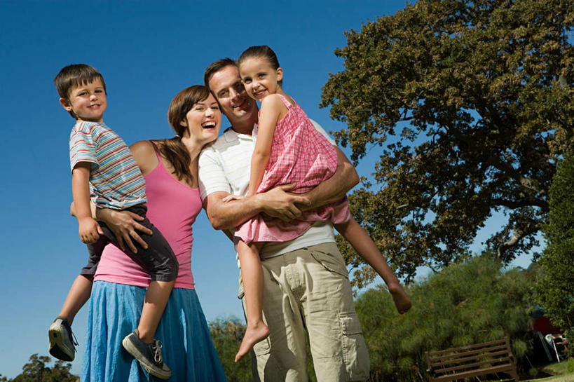 西方人,儿童,腿部,脚,脚趾,脚趾甲,腿,四个人,家庭,夫妻,母亲,父亲,女儿,儿子,站,抱,笑,微笑,露齿笑,横图,室外,白天,仰视,裙子,爱情,纯洁,草地,草坪,植物,欧洲,欧洲人,连衣裙,服装,浪漫,扭头,注视,休闲装,光脚,草,树,树木,小孩,衣服,蓝色,绿色,蓝天,天空,自然,天,观察,看,站着,转头,休闲,温暖,温馨,父女,父子,母女,母子,一家人,赤脚,休闲服,恩爱,父爱,可爱,母爱,童年,童趣,恋人,服饰,生长,晴朗,成长,抱着,观看,吊带裙,和睦,察看,搂着,关注,童真,烂漫,无邪,万里无云,天真,男孩,男人,男性,年轻男性,年轻女性,女孩,女人,女性,白种人,孩子,年轻人,脚指甲,夫妇,情侣,晴空,晴空万里,搂,搂抱,站立,半身,彩图,低角度拍摄,伴侣,融洽,男生,女生