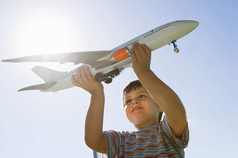 西方人,儿童,一个人,站,举,笑,微笑,横图,室外,白天,仰视,游戏,纯洁,太阳,飞机,玩具,欧洲,欧洲人,仅一个男性,仅一个人,阴影,服装,光线,影子,交通,玩,注视,休闲装,娱乐,航空,一个,小孩,衣服,蓝色,蓝天,天空,阳光,交通工具,天,观察,看,托,站着,仅一个小孩,休闲,休闲服,可爱,童年,童趣,益智,运输,服饰,晴朗,单个,观看,活动,察看,客机,发泄,关注,消遣,智力,载具,童真,烂漫,无邪,万里无云,宣泄,天真,男孩,男人,男性,白种人,孩子,晴空,晴空万里,举起,举手,举着,玩耍,嬉戏,向上举,向上伸,向上托,站立,半身,彩图,低角度拍摄,男生