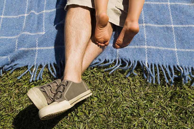 西方人,儿童,腿部,脚,脚趾,脚趾甲,腿,两个人,家庭,父亲,儿子,躺,横图,俯视,室外,特写,白天,纯洁,草地,草坪,植物,鞋子,纺织品,欧洲,欧洲人,服装,装饰,毛毯,毯子,休闲装,光脚,草,纺织,小孩,衣服,蓝色,绿色,垫子,趴着,休闲,温暖,温馨,父子,一家人,赤脚,休闲服,父爱,可爱,童年,童趣,服饰,帆布鞋,休闲鞋,华丽,修饰,点缀,和睦,童真,烂漫,无邪,衬托,美观,雅致,雅观,卧着,天真,男孩,男人,男性,年轻男性,白种人,孩子,年轻人,脚指甲,趴,躺着,卧,半身,彩图,高角度拍摄,融洽,男生