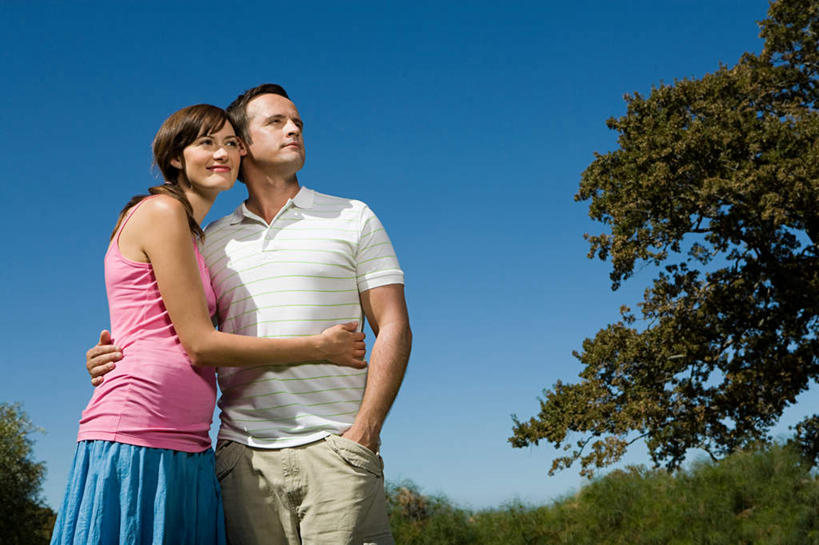 西方人,两个人,夫妻,站,抱,笑,微笑,横图,室外,白天,仰视,爱情,植物,吊带,欧洲,欧洲人,服装,浪漫,注视,吊带衫,休闲装,树,树木,衣服,蓝色,绿色,蓝天,天空,自然,天,观察,看,站着,休闲,休闲服,恩爱,恋人,服饰,生长,晴朗,成长,抱着,观看,察看,搂着,关注,手插袋,单手插袋,万里无云,单手抄兜,单手放兜,男人,男性,年轻男性,年轻女性,女人,女性,白种人,夫妇,情侣,晴空,晴空万里,插兜,搂,搂抱,手插兜,手放口袋,站立,半身,彩图,低角度拍摄,伴侣,手抄兜