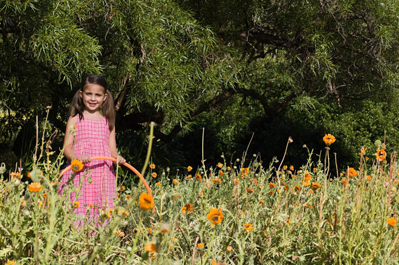 西方人,儿童,一个人,站,笑,微笑,露齿笑,横图,室外,白天,正面,裙子,锻炼,快乐,幸福,纯洁,运动,花海,花圃,植物,叶子,欧洲,欧洲人,仅一个女性,仅一个人,握,连衣裙,盛开,玛格丽特,花蕾,注视,运动器械,雏菊,花,花瓣,花朵,花卉,鲜花,树,树木,一个,小孩,粉色,绿色,自然,花丛,花束,花田,花苞,花蕊,观察,看,站着,仅一个小孩,健身器械,菊花,活力,可爱,童年,童趣,握着,生长,单个,成长,观看,希望,察看,坚强,关注,呼啦圈,和平,健身器材,童真,烂漫,无邪,离别,延命菊,幸福花,春菊,马兰头花,健身圈,暗恋,纯情,单恋,体育,天真,女孩,女人,女性,白种人,孩子,站立,半身,彩图,健身,愉快,运动器材,女生