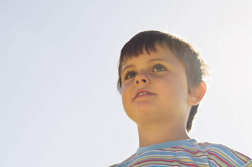 西方人,儿童,脸,头,脸颊,一个人,站,笑,微笑,横图,室外,特写,白天,仰视,纯洁,欧洲,欧洲人,仅一个男性,仅一个人,阴影,服装,光线,影子,注视,休闲装,肩膀,小孩,衣服,蓝色,蓝天,天空,阳光,天,观察,看,站着,仅一个小孩,休闲,休闲服,可爱,童年,童趣,服饰,晴朗,观看,察看,关注,童真,烂漫,无邪,万里无云,天真,男孩,男人,男性,白种人,孩子,头部,脸部,脸蛋,面部,晴空,晴空万里,站立,半身,彩图,低角度拍摄,男生