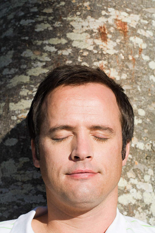 西方人,脸,头,脸颊,一个人,闭眼,笑,微笑,竖图,室外,特写,白天,正面,欧洲,欧洲人,仅一个男性,仅一个人,阴影,服装,反射,纹路,纹理,影子,树桩,休闲装,肩膀,树,树干,仅一个年轻男性,衣服,靠,靠着,休闲,休闲服,木桩,服饰,肌理,男人,男性,年轻男性,白种人,头部,脸部,脸蛋,面部,闭眼睛,闭着眼,闭着眼睛,半身,彩图