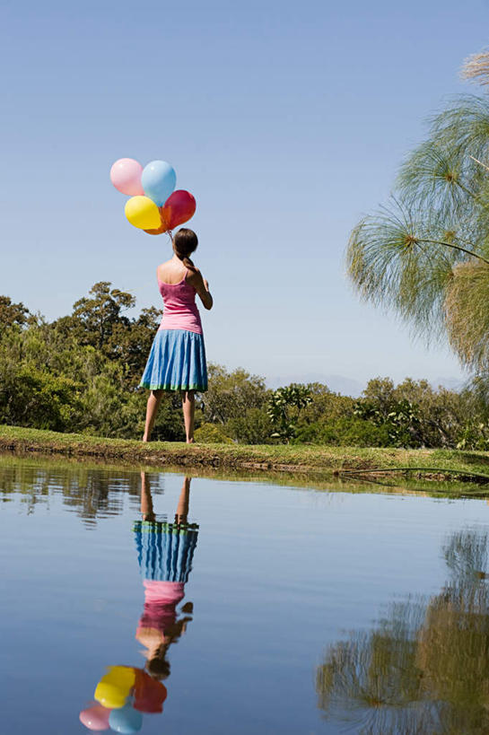 西方人,一个人,站,竖图,彩色,室外,白天,裙子,草地,草坪,湖,湖泊,水,植物,吊带,欧洲,欧洲人,仅一个年轻女性,仅一个女性,仅一个人,许多,握,服装,装饰,塑料,湖面,水流,水面,拿,拿着,吊带衫,长裙,草,树,树木,背面,衣服,粉色,蓝色,绿色,蓝天,天空,自然,气球,塑料制品,湖水,天,站着,橡胶,握着,服饰,生长,晴朗,成长,半身裙,华丽,修饰,点缀,衣着,镜面,穿着,橡胶制品,万里无云,衬托,美观,雅致,雅观,衣饰,年轻女性,女人,女性,白种人,晴空,晴空万里,站立,彩图,全身