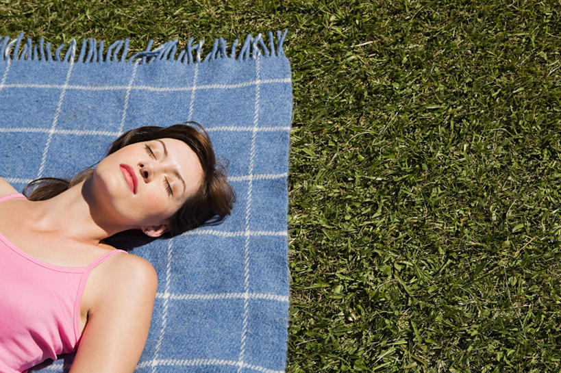 西方人,一个人,躺,闭眼,睡,横图,俯视,室外,白天,草地,草坪,植物,吊带,纺织品,欧洲,欧洲人,仅一个年轻女性,仅一个女性,仅一个人,服装,装饰,毛毯,毯子,吊带衫,草,树,树木,纺织,衣服,粉色,蓝色,绿色,自然,垫子,温暖,服饰,生长,成长,华丽,修饰,点缀,衣着,穿着,衬托,美观,雅致,雅观,衣饰,卧着,年轻女性,女人,女性,白种人,闭眼睛,闭着眼,闭着眼睛,困,困觉,寝息,睡觉,躺着,卧,半身,彩图,高角度拍摄