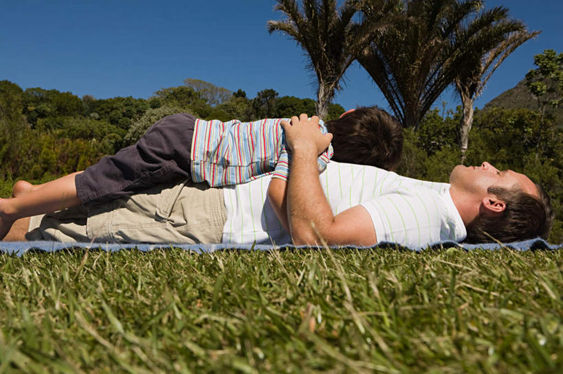 西方人,儿童,两个人,家庭,父亲,儿子,躺,闭眼,抱,横图,室外,白天,仰视,纯洁,草地,草坪,植物,纺织品,欧洲,欧洲人,服装,装饰,毛毯,毯子,扭头,休闲装,草,树,树木,纺织,小孩,衣服,蓝色,绿色,蓝天,天空,自然,垫子,天,趴着,转头,休闲,温暖,温馨,父子,一家人,休闲服,父爱,可爱,童年,童趣,服饰,生长,晴朗,成长,抱着,华丽,修饰,点缀,和睦,搂着,童真,烂漫,无邪,万里无云,衬托,美观,雅致,雅观,卧着,天真,男孩,男人,男性,年轻男性,白种人,孩子,年轻人,晴空,晴空万里,闭眼睛,闭着眼,闭着眼睛,搂,搂抱,趴,躺着,卧,半身,彩图,低角度拍摄,融洽,男生