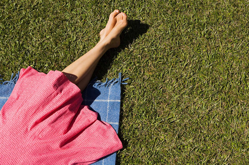 西方人,腿部,脚,脚趾,脚趾甲,腿,一个人,躺,横图,俯视,室外,特写,白天,裙子,草地,草坪,植物,纺织品,欧洲,欧洲人,仅一个年轻女性,仅一个女性,仅一个人,装饰,毛毯,毯子,光脚,长裙,草,纺织,粉色,蓝色,绿色,垫子,温暖,赤脚,半身裙,华丽,修饰,点缀,衬托,美观,雅致,雅观,卧着,年轻女性,女人,女性,白种人,脚指甲,躺着,卧,半身,彩图,高角度拍摄