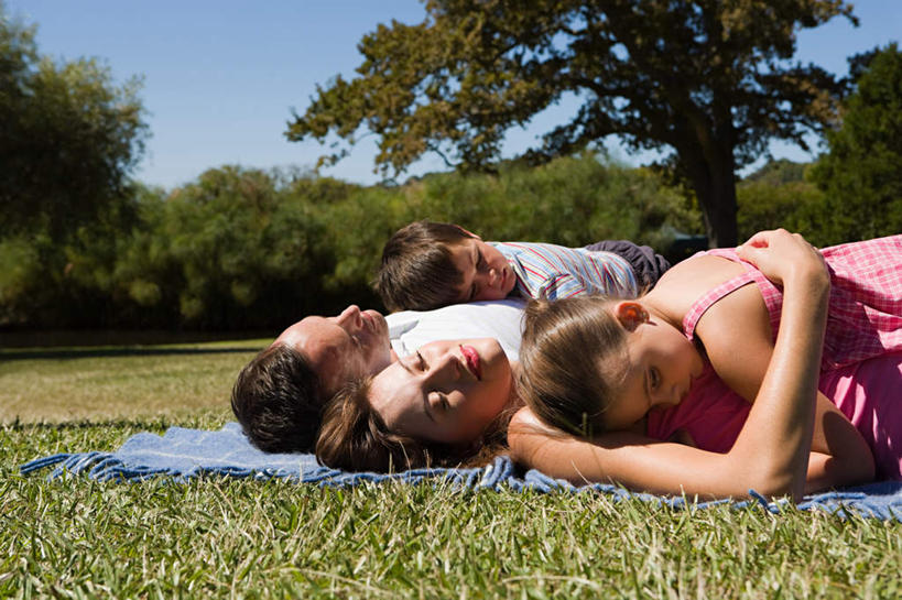 西方人,儿童,四个人,家庭,夫妻,母亲,父亲,女儿,儿子,躺,闭眼,握手,抱,笑,微笑,露齿笑,横图,室外,白天,侧面,爱情,纯洁,草地,草坪,植物,纺织品,欧洲,欧洲人,服装,装饰,毛毯,毯子,浪漫,休闲装,草,纺织,小孩,衣服,蓝色,绿色,蓝天,天空,垫子,天,休闲,温暖,温馨,父女,父子,母女,母子,一家人,休闲服,恩爱,父爱,可爱,母爱,童年,童趣,恋人,服饰,晴朗,抱着,华丽,修饰,点缀,和睦,搂着,童真,烂漫,无邪,万里无云,衬托,美观,雅致,雅观,卧着,天真,男孩,男人,男性,年轻男性,年轻女性,女孩,女人,女性,白种人,孩子,年轻人,夫妇,情侣,晴空,晴空万里,闭眼睛,闭着眼,闭着眼睛,搀手,拉手,搂,搂抱,手拉手,手握手,躺着,卧,半身,彩图,伴侣,融洽,男生,女生