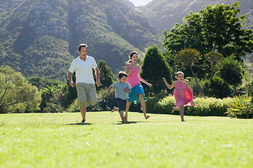 西方人,儿童,四个人,家庭,夫妻,母亲,父亲,女儿,儿子,笑,微笑,露齿笑,横图,室外,白天,正面,裙子,爱情,纯洁,草地,草坪,山,山脉,植物,欧洲,欧洲人,奔驰,连衣裙,服装,山峰,山峦,浪漫,注视,休闲装,草,树,树木,小孩,衣服,绿色,自然,群山,奔跑,观察,看,休闲,温暖,温馨,父女,父子,母女,母子,一家人,休闲服,恩爱,父爱,可爱,母爱,童年,童趣,恋人,服饰,生长,成长,观看,和睦,察看,关注,童真,烂漫,无邪,天真,男孩,男人,男性,年轻男性,年轻女性,女孩,女人,女性,白种人,孩子,年轻人,夫妇,情侣,彩图,全身,伴侣,融洽,男生,女生