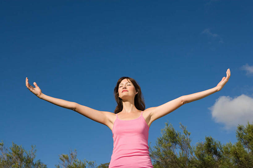 西方人,一个人,站,闭眼,伸展双臂,横图,室外,白天,仰视,植物,吊带,欧洲,欧洲人,仅一个年轻女性,仅一个女性,仅一个人,服装,云,云朵,云彩,吊带衫,树,树木,衣服,粉色,蓝色,绿色,白云,蓝天,天空,自然,天,站着,服饰,生长,晴朗,成长,衣着,穿着,衣饰,年轻女性,女人,女性,白种人,晴空,闭眼睛,闭着眼,闭着眼睛,敞开双臂,伸开双臂,抬头,仰头,展开双肩,站立,张开手臂,张开双臂,半身,彩图,低角度拍摄