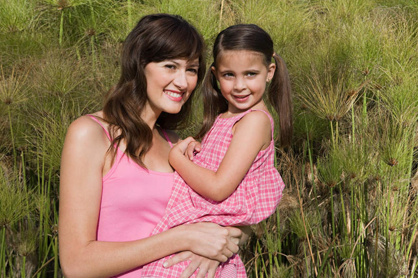 西方人,儿童,两个人,家庭,母亲,女儿,站,抱,笑,微笑,露齿笑,横图,室外,白天,侧面,裙子,纯洁,竹子,欧洲,欧洲人,连衣裙,服装,扭头,注视,休闲装,小孩,衣服,观察,看,站着,转头,休闲,温暖,温馨,母女,一家人,休闲服,可爱,母爱,童年,童趣,服饰,抱着,观看,和睦,察看,高雅,搂着,关注,童真,烂漫,无邪,奉献,质朴,正直,担当,天真,年轻女性,女孩,女人,女性,白种人,孩子,年轻人,竹,搂,搂抱,站立,半身,彩图,奋进,操守,融洽,四君子,岁寒三友,性坚,虚怀,虚心,女生,善群,卓尔