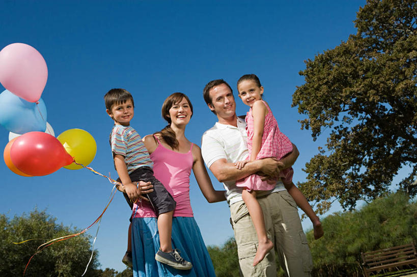 西方人,儿童,四个人,家庭,夫妻,母亲,父亲,女儿,儿子,站,抱,笑,微笑,露齿笑,横图,室外,白天,仰视,裙子,爱情,纯洁,植物,欧洲,欧洲人,许多,握,连衣裙,服装,装饰,塑料,浪漫,拿,拿着,扭头,注视,休闲装,树,树木,小孩,衣服,蓝色,绿色,蓝天,天空,自然,气球,塑料制品,天,观察,看,站着,转头,休闲,温暖,温馨,父女,父子,母女,母子,一家人,休闲服,橡胶,恩爱,父爱,可爱,母爱,童年,童趣,握着,恋人,服饰,生长,晴朗,成长,抱着,观看,华丽,修饰,点缀,和睦,察看,搂着,关注,童真,橡胶制品,烂漫,无邪,万里无云,衬托,美观,雅致,雅观,天真,男孩,男人,男性,年轻男性,年轻女性,女孩,女人,女性,白种人,孩子,年轻人,夫妇,情侣,晴空,晴空万里,搂,搂抱,站立,半身,彩图,低角度拍摄,伴侣,融洽,男生,女生