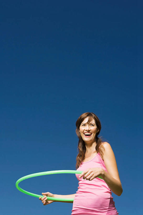 西方人,一个人,站,笑,微笑,露齿笑,竖图,室外,白天,仰视,锻炼,运动,吊带,欧洲,欧洲人,仅一个年轻女性,仅一个女性,仅一个人,握,服装,注视,吊带衫,运动器械,衣服,粉色,蓝色,绿色,蓝天,天空,天,观察,看,站着,健身器械,握着,服饰,晴朗,观看,察看,衣着,穿着,关注,呼啦圈,健身器材,万里无云,健身圈,衣饰,体育,年轻女性,女人,女性,白种人,晴空,晴空万里,站立,半身,彩图,低角度拍摄,健身,运动器材