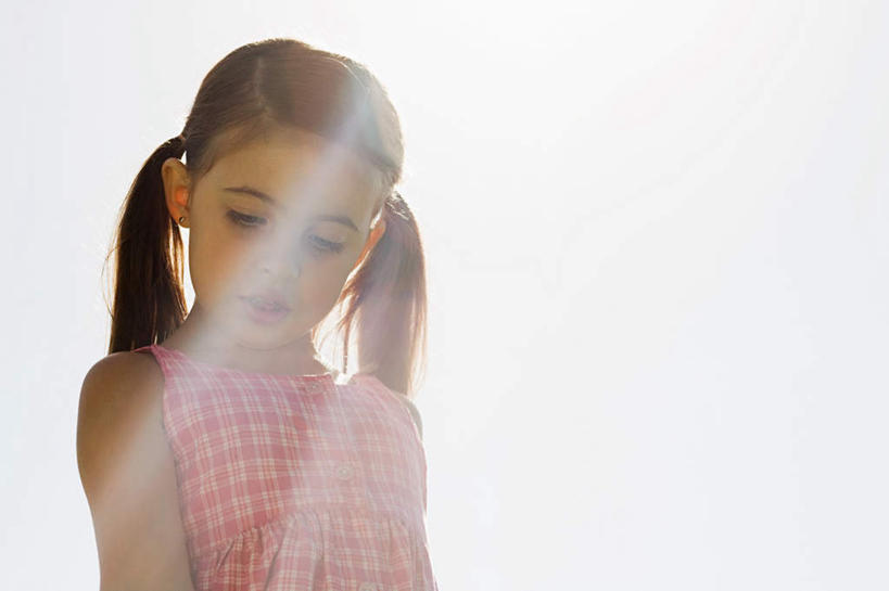 西方人,儿童,脸,头,脸颊,头发,一个人,站,横图,室外,白天,正面,纯洁,欧洲,欧洲人,仅一个女性,仅一个人,阴影,服装,光线,影子,棕色,注视,休闲装,小孩,衣服,蓝色,蓝天,天空,阳光,天,观察,看,站着,仅一个小孩,休闲,休闲服,可爱,童年,童趣,服饰,晴朗,观看,察看,关注,童真,烂漫,无邪,万里无云,天真,女孩,女人,女性,白种人,孩子,头部,长发,直发,脸部,脸蛋,面部,晴空,晴空万里,站立,半身,彩图,女生