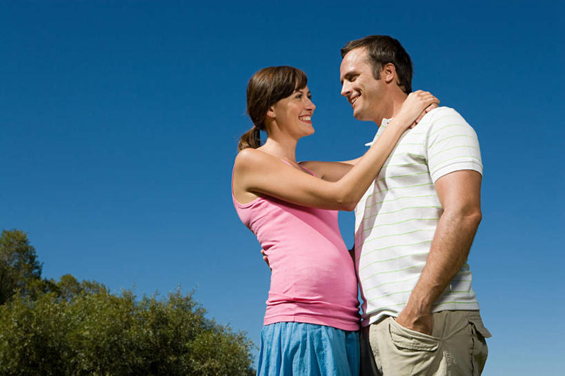 西方人,中年人,两个人,家庭,夫妻,站,抱,笑,微笑,露齿笑,横图,室外,白天,仰视,爱情,旅游,度假,美景,植物,欧洲,欧洲人,阴影,服装,光线,影子,景观,浪漫,注视,休闲装,娱乐,树,树木,衣服,蓝色,绿色,蓝天,天空,阳光,自然,天,观察,看,站着,享受,休闲,温暖,温馨,一家人,休闲服,景色,恩爱,放松,恋人,服饰,生长,晴朗,成长,抱着,观看,和睦,察看,搂着,关注,自然风光,万里无云,男人,男性,女人,女性,中年男性,中年女性,白种人,夫妇,情侣,晴空,晴空万里,怀抱,搂,搂抱,相抱,拥抱,站立,半身,彩图,低角度拍摄,伴侣,融洽