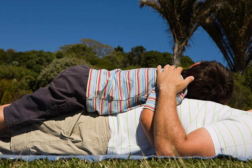 西方人,儿童,两个人,家庭,父亲,儿子,躺,横图,室外,白天,侧面,旅游,度假,纯洁,草地,草坪,美景,植物,纺织品,欧洲,欧洲人,阴影,服装,装饰,光线,毛毯,毯子,影子,景观,休闲装,娱乐,草,树,树木,纺织,小孩,衣服,蓝色,绿色,蓝天,天空,阳光,自然,垫子,天,享受,休闲,温暖,温馨,父子,一家人,休闲服,景色,放松,父爱,可爱,童年,童趣,服饰,生长,晴朗,成长,华丽,修饰,点缀,和睦,自然风光,童真,烂漫,无邪,万里无云,衬托,美观,雅致,雅观,卧着,天真,男孩,男人,男性,年轻男性,白种人,孩子,年轻人,晴空,晴空万里,躺着,卧,半身,彩图,融洽,男生