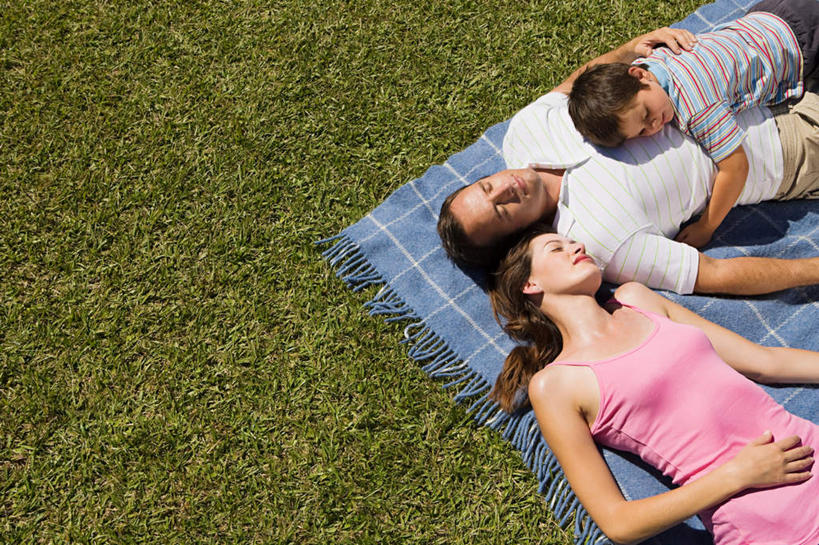 西方人,儿童,三个人,家庭,夫妻,母亲,父亲,儿子,躺,闭眼,睡,横图,俯视,室外,白天,爱情,旅游,度假,纯洁,草地,草坪,美景,植物,纺织品,欧洲,欧洲人,阴影,装饰,光线,毛毯,毯子,影子,景观,浪漫,娱乐,草,纺织,小孩,绿色,阳光,自然,垫子,享受,休闲,温暖,温馨,父子,母子,三口之家,一家人,景色,恩爱,放松,父爱,可爱,母爱,童年,童趣,恋人,华丽,修饰,点缀,和睦,自然风光,童真,烂漫,无邪,衬托,美观,雅致,雅观,卧着,天真,男孩,男人,男性,年轻男性,年轻女性,女人,女性,白种人,孩子,年轻人,夫妇,情侣,闭眼睛,闭着眼,闭着眼睛,困,困觉,寝息,睡觉,躺着,卧,半身,彩图,高角度拍摄,伴侣,融洽,男生