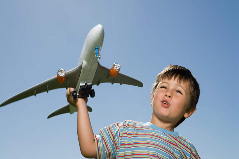 西方人,儿童,一个人,站,举,横图,室外,白天,仰视,游戏,纯洁,飞机,玩具,欧洲,欧洲人,仅一个男性,仅一个人,握,阴影,服装,光线,影子,交通,拿,玩,拿着,注视,休闲装,娱乐,航空,小孩,衣服,蓝色,蓝天,天空,阳光,交通工具,天,观察,看,托,站着,仅一个小孩,休闲,休闲服,可爱,童年,童趣,益智,握着,运输,服饰,晴朗,观看,活动,察看,客机,发泄,关注,消遣,智力,载具,童真,烂漫,无邪,万里无云,宣泄,天真,男孩,男人,男性,白种人,孩子,晴空,晴空万里,举起,举手,举着,玩耍,嬉戏,向上举,向上伸,向上托,站立,半身,彩图,低角度拍摄,男生