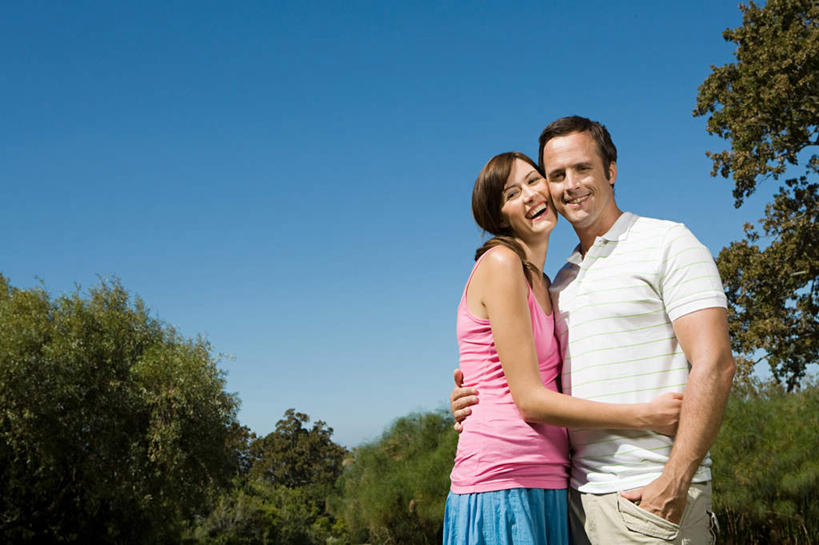 西方人,中年人,两个人,家庭,夫妻,站,抱,笑,微笑,露齿笑,横图,室外,白天,侧面,爱情,旅游,度假,美景,植物,欧洲,欧洲人,阴影,服装,光线,影子,景观,浪漫,注视,休闲装,娱乐,树,树木,衣服,蓝色,绿色,蓝天,天空,阳光,自然,天,观察,看,站着,享受,休闲,温暖,温馨,一家人,休闲服,景色,恩爱,放松,恋人,服饰,生长,晴朗,成长,抱着,观看,和睦,察看,搂着,关注,自然风光,万里无云,男人,男性,女人,女性,中年男性,中年女性,白种人,夫妇,情侣,晴空,晴空万里,怀抱,搂,搂抱,相抱,拥抱,站立,半身,彩图,伴侣,融洽