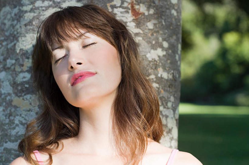 西方人,脸,头,脸颊,头发,一个人,躺,闭眼,睡,横图,室外,特写,白天,正面,草地,草坪,植物,欧洲,欧洲人,仅一个女性,仅一个人,草,树,树木,黄色,绿色,自然,仅一个中年女性,生长,成长,卧着,女人,女性,中年女性,白种人,头部,长发,直发,脸部,脸蛋,面部,闭眼睛,闭着眼,闭着眼睛,困,困觉,寝息,睡觉,躺着,卧,半身,彩图