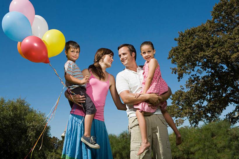 西方人,儿童,四个人,家庭,夫妻,母亲,父亲,女儿,儿子,站,抱,笑,微笑,露齿笑,横图,室外,白天,仰视,爱情,旅游,度假,游戏,纯洁,美景,植物,玩具,欧洲,欧洲人,阴影,服装,光线,影子,塑料,景观,浪漫,玩,注视,休闲装,娱乐,树,树木,小孩,衣服,蓝色,绿色,蓝天,天空,阳光,自然,气球,塑料制品,天,观察,看,站着,享受,休闲,温暖,温馨,父女,父子,母女,母子,一家人,休闲服,充气玩具,橡胶,景色,恩爱,放松,父爱,可爱,母爱,童年,童趣,益智,恋人,服饰,生长,晴朗,成长,抱着,观看,活动,和睦,察看,搂着,发泄,关注,消遣,智力,自然风光,童真,橡胶制品,烂漫,无邪,万里无云,宣泄,天真,男孩,男人,男性,年轻男性,年轻女性,女孩,女人,女性,白种人,孩子,年轻人,夫妇,情侣,晴空,晴空万里,怀抱,搂,搂抱,玩耍,嬉戏,相抱,拥抱,站立,半身,彩图,低角度拍摄,伴侣,融洽,男生,女生