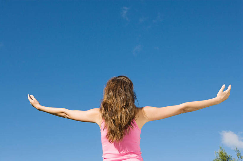 西方人,一个人,站,伸展双臂,横图,室外,白天,仰视,植物,欧洲,欧洲人,仅一个女性,仅一个人,阴影,服装,光线,影子,云,云朵,云彩,休闲装,树,树木,衣服,蓝色,绿色,白云,蓝天,天空,阳光,自然,天,站着,仅一个中年女性,休闲,休闲服,服饰,生长,晴朗,成长,女人,女性,中年女性,白种人,晴空,敞开双臂,伸开双臂,展开双肩,站立,张开手臂,张开双臂,半身,彩图,低角度拍摄