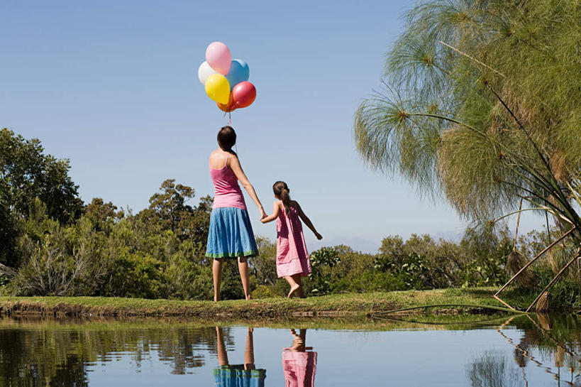 西方人,儿童,两个人,家庭,母亲,女儿,站,握手,横图,室外,白天,旅游,度假,游戏,纯洁,草地,草坪,河流,美景,水,植物,玩具,欧洲,欧洲人,阴影,服装,光线,影子,塑料,河水,景观,水流,玩,注视,休闲装,娱乐,草,树,树木,小孩,背面,衣服,蓝色,绿色,倒影,蓝天,天空,阳光,自然,气球,塑料制品,天,观察,看,站着,享受,休闲,温暖,温馨,母女,一家人,休闲服,充气玩具,橡胶,景色,放松,可爱,母爱,童年,童趣,益智,服饰,生长,晴朗,成长,观看,活动,和睦,察看,倒映,发泄,关注,消遣,智力,自然风光,童真,橡胶制品,烂漫,无邪,万里无云,宣泄,反照,天真,年轻女性,女孩,女人,女性,白种人,孩子,年轻人,晴空,晴空万里,搀手,拉手,手搀手,手拉手,手牵手,手握手,玩耍,嬉戏,站立,彩图,全身,融洽,女生