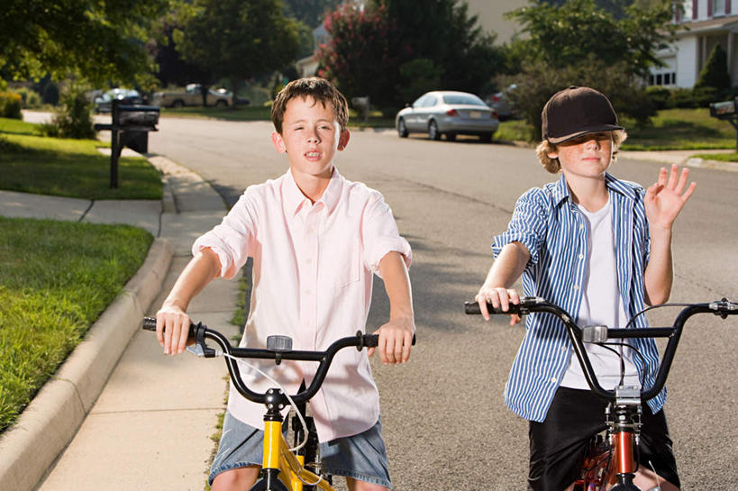 西方人,儿童,两个人,伙伴,朋友,家,坐,举,横图,室外,白天,正面,旅游,度假,友谊,纯洁,草地,草坪,美景,植物,道路,路,自行车,汽车,帽子,欧洲,欧洲人,阴影,服装,光线,影子,房屋,屋子,景观,小路,交通,挥手,注视,休闲装,娱乐,再见,楼房,住宅,车,脚踏车,草,树,树木,小孩,衣服,绿色,阳光,自然,遮阳帽,交通工具,轿车,观察,看,手势,托,招手,享受,休闲,休闲服,景色,放松,可爱,童年,童趣,服饰,生长,成长,告别,观看,察看,关注,自然风光,载具,摆动,童真,烂漫,无邪,离别,辞行,天真,友情,男孩,男人,男性,白种人,举起,举手,举着,向上举,向上伸,向上托,坐着,半身,彩图,房子,男生