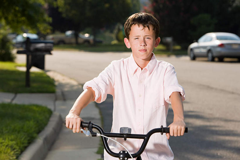 西方人,儿童,一个人,坐,横图,室外,白天,正面,旅游,度假,纯洁,草地,草坪,美景,植物,道路,路,自行车,汽车,欧洲,欧洲人,仅一个男性,仅一个人,握,阴影,服装,光线,影子,景观,小路,交通,注视,休闲装,娱乐,车,脚踏车,草,树,树木,小孩,衣服,绿色,阳光,自然,交通工具,轿车,观察,看,仅一个小孩,享受,休闲,休闲服,景色,放松,可爱,童年,童趣,握着,服饰,生长,成长,观看,察看,关注,自然风光,载具,童真,烂漫,无邪,天真,男孩,男人,男性,白种人,孩子,坐着,半身,彩图,男生