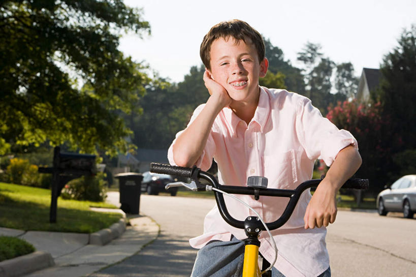 西方人,儿童,一个人,坐,笑,微笑,露齿笑,横图,室外,白天,正面,旅游,度假,纯洁,草地,草坪,美景,植物,道路,路,自行车,汽车,欧洲,欧洲人,仅一个男性,仅一个人,撑,握,阴影,服装,光线,影子,景观,小路,交通,托腮,注视,休闲装,娱乐,车,脚踏车,草,树,树木,小孩,衣服,绿色,阳光,自然,交通工具,轿车,观察,看,托,仅一个小孩,享受,休闲,休闲服,景色,放松,可爱,童年,童趣,握着,服饰,生长,成长,观看,察看,关注,自然风光,托下巴,载具,童真,烂漫,无邪,天真,男孩,男人,男性,白种人,孩子,坐着,半身,彩图,男生