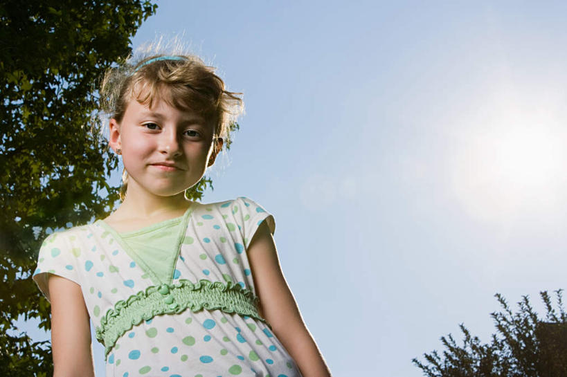 西方人,儿童,一个人,站,笑,微笑,横图,室外,白天,仰视,裙子,纯洁,植物,欧洲,欧洲人,仅一个女性,仅一个人,阴影,连衣裙,服装,光线,影子,注视,树,树木,小孩,衣服,蓝色,绿色,蓝天,天空,阳光,自然,天,观察,看,站着,仅一个小孩,可爱,童年,童趣,服饰,生长,晴朗,成长,观看,察看,衣着,穿着,关注,童真,烂漫,无邪,万里无云,衣饰,天真,女孩,女人,女性,白种人,孩子,晴空,晴空万里,站立,半身,彩图,低角度拍摄,女生