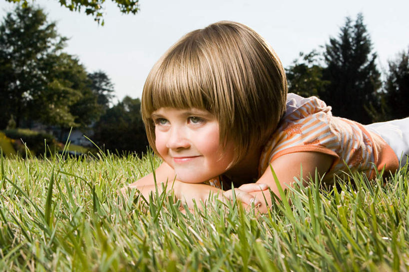 西方人,儿童,一个人,笑,微笑,横图,室外,白天,正面,纯洁,草地,草坪,植物,欧洲,欧洲人,仅一个女性,仅一个人,服装,注视,休闲装,草,树,树木,小孩,衣服,绿色,自然,观察,看,趴着,仅一个小孩,休闲,休闲服,橙色,可爱,童年,童趣,服饰,生长,成长,观看,察看,关注,童真,烂漫,无邪,天真,女孩,女人,女性,白种人,孩子,趴,半身,彩图,女生