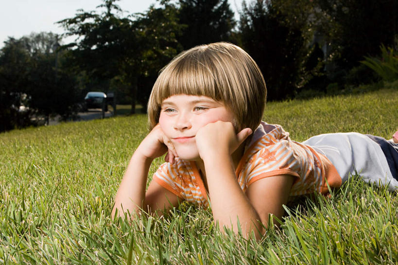 西方人,儿童,一个人,笑,微笑,横图,室外,白天,正面,纯洁,草地,草坪,植物,欧洲,欧洲人,仅一个女性,仅一个人,撑,服装,托腮,注视,休闲装,草,树,树木,小孩,衣服,绿色,自然,观察,看,趴着,托,仅一个小孩,休闲,休闲服,橙色,可爱,童年,童趣,服饰,生长,成长,观看,察看,关注,托下巴,童真,烂漫,无邪,天真,女孩,女人,女性,白种人,孩子,趴,半身,彩图,女生