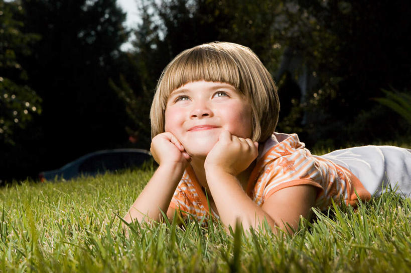 西方人,儿童,一个人,笑,微笑,横图,室外,白天,正面,纯洁,草地,草坪,植物,欧洲,欧洲人,仅一个女性,仅一个人,撑,服装,托腮,注视,休闲装,草,树,树木,小孩,衣服,绿色,自然,观察,看,趴着,托,仅一个小孩,休闲,休闲服,橙色,可爱,童年,童趣,服饰,生长,成长,观看,察看,关注,托下巴,童真,烂漫,无邪,天真,女孩,女人,女性,白种人,孩子,趴,半身,彩图,女生