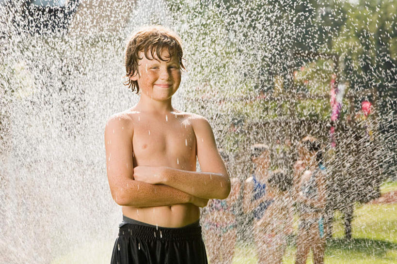 西方人,儿童,一个人,站,笑,双手交叉,微笑,横图,室外,白天,正面,纯洁,草地,草坪,水,植物,欧洲,欧洲人,仅一个男性,仅一个人,阴影,飞溅,朦胧,模糊,溅,光线,液体,影子,泳镜,水滴,注视,裸露,水珠,草,树,树木,小孩,绿色,阳光,自然,观察,看,站着,仅一个小孩,可爱,童年,童趣,生长,成长,观看,察看,双手抱胸,关注,喷洒,裸,童真,烂漫,无邪,天真,男孩,男人,男性,白种人,孩子,站立,半身,彩图,男生