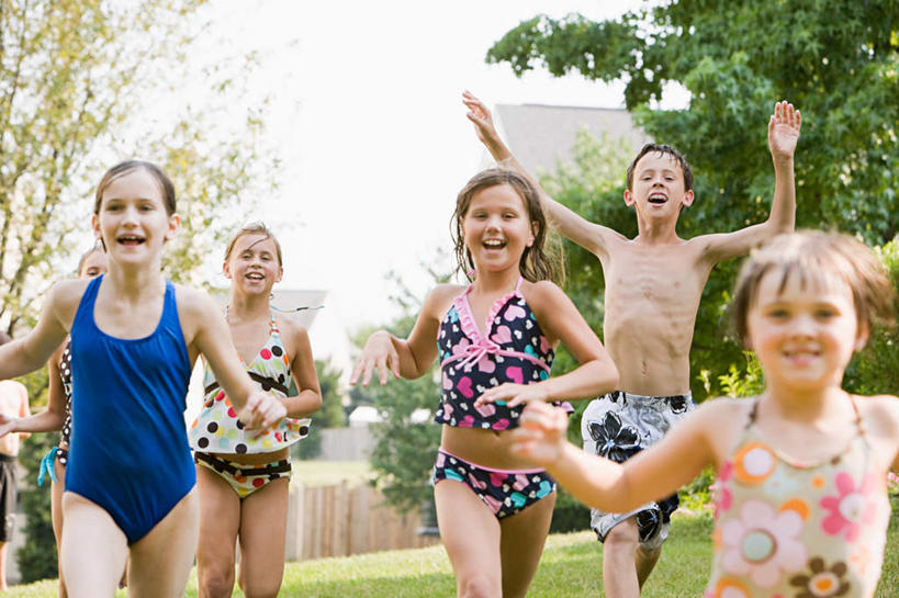 西方人,儿童,伙伴,朋友,栏杆,跑,举,笑,微笑,露齿笑,横图,室外,白天,正面,泳装,锻炼,友谊,纯洁,运动,草地,草坪,植物,欧洲,欧洲人,栅栏,篱笆,围栏,许多人,注视,护栏,裸露,草,树,树木,小孩,绿色,自然,观察,看,托,一群人,可爱,童年,童趣,生长,成长,观看,察看,关注,裸,童真,烂漫,无邪,连体泳衣,体育,天真,友情,男孩,男人,男性,女孩,女人,女性,白种人,举起,举手,举着,跑步,向上举,向上伸,向上托,半身,彩图,泳衣,健身,男生,女生