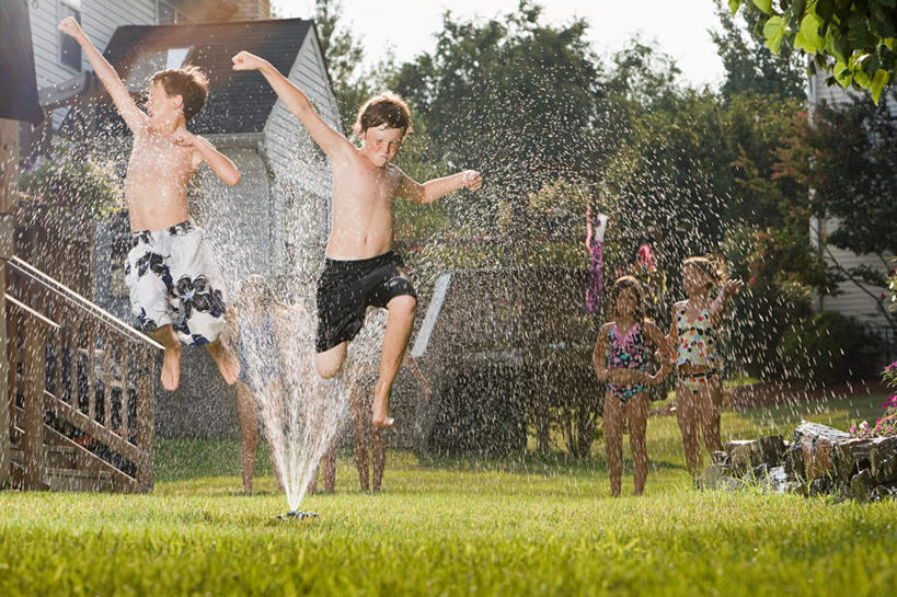 西方人,儿童,四个人,伙伴,朋友,家,站,跳,举,伸展双臂,笑,微笑,露齿笑,横图,室外,白天,正面,泳装,比基尼,友谊,纯洁,草地,草坪,水,植物,欧洲,欧洲人,阴影,飞溅,泳裤,溅,光线,液体,影子,房屋,屋子,水滴,公寓,半空,注视,洋房,楼房,裸露,住宅,水珠,草,树,树木,小孩,绿色,阳光,自然,观察,看,托,站着,可爱,童年,童趣,生长,成长,观看,察看,关注,喷洒,裸,童真,烂漫,无邪,天真,友情,男孩,男人,男性,女孩,女人,女性,白种人,敞开双臂,举起,举手,举着,伸开双臂,跳跃,向上举,向上伸,向上托,展开双肩,站立,张开手臂,张开双臂,彩图,全身,三点式,泳衣,房子,男生,女生