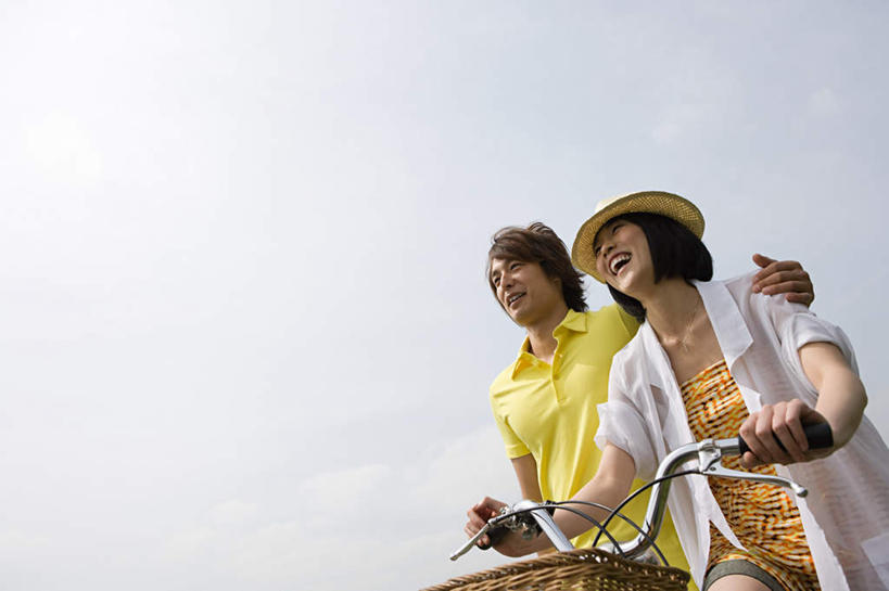 东方人,两个人,笑,微笑,露齿笑,横图,室外,白天,仰视,爱情,自行车,帽子,东京,日本,亚洲,一辆,阴影,服装,光线,篮子,影子,浪漫,注视,休闲装,黄种人,车,脚踏车,骑,衣服,蓝色,蓝天,天空,阳光,遮阳帽,交通工具,天,观察,看,骑车,休闲,温暖,温馨,休闲服,恩爱,搭,恋人,服饰,晴朗,观看,和睦,察看,搭着,关注,载具,东亚,本州,万里无云,关东地方,本州岛,日本国,东京都,一顶,男人,男性,年轻男性,年轻女性,女人,女性,亚洲人,情侣,晴空,晴空万里,半身,彩图,低角度拍摄,伴侣,融洽